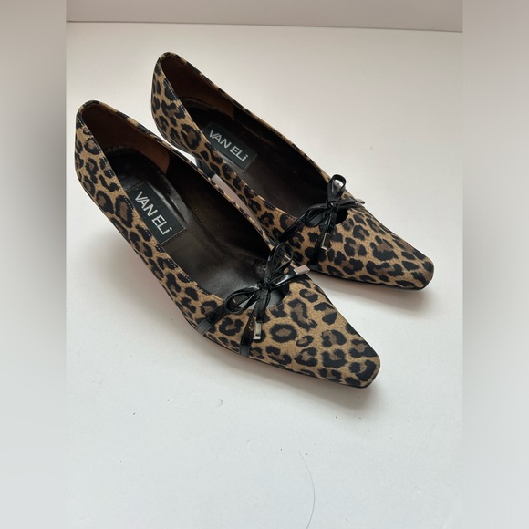 VanEli spool heel pumps in leopard print with black bow detail size 6-1/2. - Picture 8 of 9